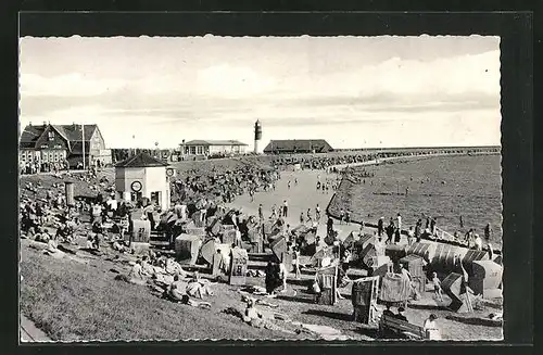 AK Nordseeheilbad Büsum, Badegäste am Strand mit Liegehalle und Leuchtturm