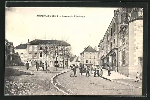 AK Couches-les-Mines, Vue sur la Place de la Republique