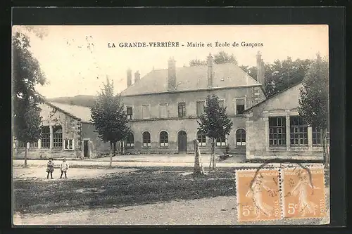 AK La Grande-Verriére, Mairie et École de Garcons