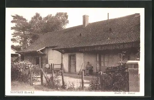 AK Montret, Besitzerin sitzt auf der Veranda ihres Hauses