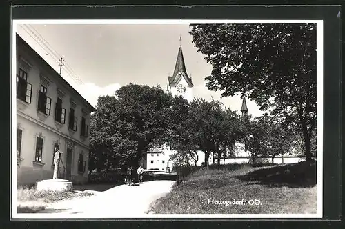 AK Herzogsdorf, Partie an der Kirche