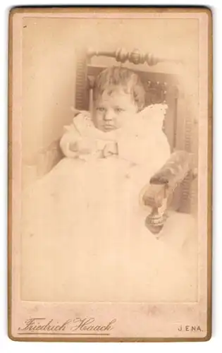 Fotografie Friedrich Haack, Jena, Portrait niedliches Kleinkind im hübschen Kleid auf Stuhl sitzend