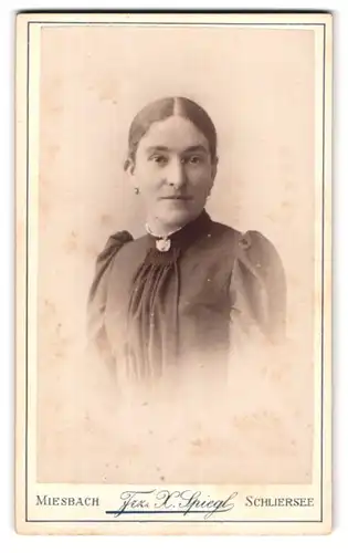 Fotografie Frz. X. Spiegl, Miesbach, Portrait junge Dame mit zurückgebundenem Haar