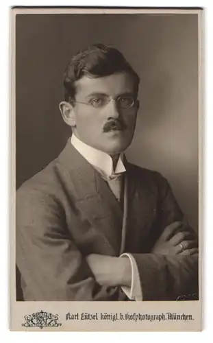 Fotografie Karl Lützel, München, Augustenstrasse 16, Portrait stattlicher Herr mit Brille und Schnurrbart