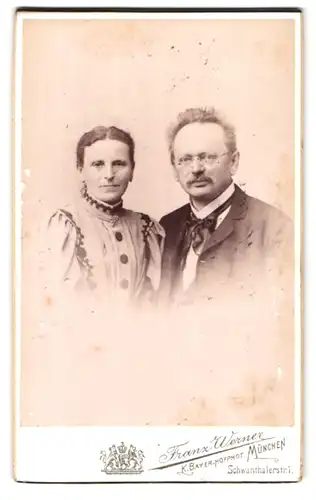 Fotografie Franz Werner, München, Schwanthalerstrasse 1, Portrait bürgerliches Paar in hübscher Kleidung