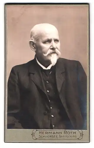 Fotografie Hermann Roth, Schliersee / Bayr. Hochland, Portrait älterer Herr im eleganten Anzug mit Bart