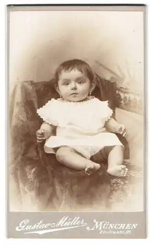Fotografie Gustav Müller, München, Elvirastrasse 21, Portrait niedliches Kleinkind im weissen Hemd auf Stuhl sitzend