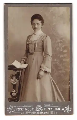 Fotografie Ernst Rost, Dresden-A, Wettinerstrasse 15, Portrait junge Dame im hübschen Kleid mit Buch