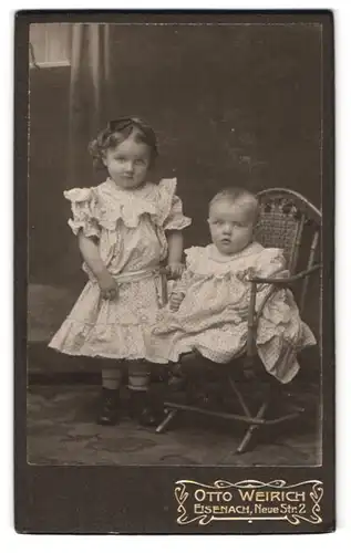 Fotografie Otto Weirich, Eisenach, Neue Strasse 2, Portrait kleines Mädchen und Kleinkind in zeitgenössischer Kleidung