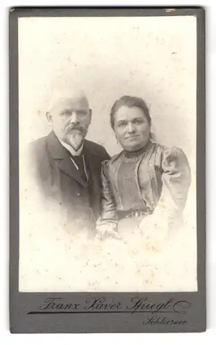 Fotografie Franz Xaver Spiegl, München, Goethestrasse 42, Portrait älteres Ehepaar in hübscher Kleidung
