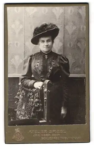 Fotografie Her. Roth, Schliersee / Bayr. Hochland, Portrait bürgerliche Dame im hübschen Kleid mit Hut