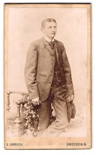 Fotografie G. Karsch, Dresden-N, Portrait junger Mann im Anzug mit Krawatte