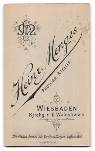 Fotografie Heinr. Menges, Wiesbaden, Kirchgasse 7, Portrait bürgerlicher Herr mit Fliege und Schnurrbart