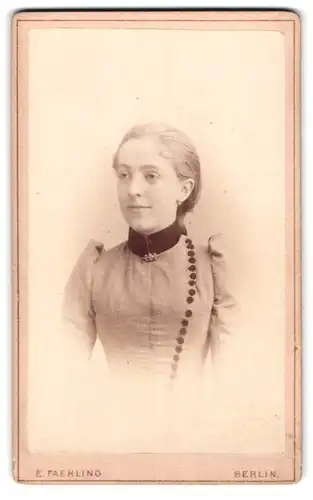 Fotografie E. Faehling, Berlin, Leipziger-Strasse 63a, Portrait junge Dame im modischen Kleid mit Kragenbrosche