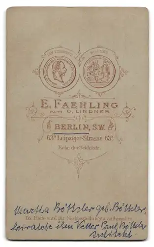 Fotografie E. Faehling, Berlin, Leipziger-Strasse 63a, Portrait junge Dame im modischen Kleid mit Kragenbrosche