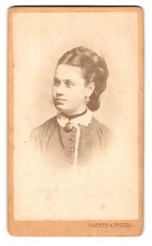 Fotografie Raentz & Peierl, Wien, Mariahilferstrasse 97, Portrait junge Dame mit Hochsteckfrisur und Amulett