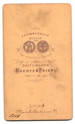 Fotografie Raentz & Peierl, Wien, Mariahilferstrasse 97, Portrait junge Dame mit Hochsteckfrisur und Amulett