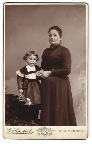 Fotografie Gustav Schubert, Wien-Breitensee, Kendlerstrasse 29, Portrait bürgerliche Dame mit Töchterchen an der Hand