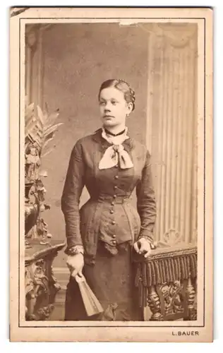 Fotografie L. Bauer, Wien, Mölkerbastei 20, Portrait bürgerliche Dame mit Fächer an Stuhl gelehnt