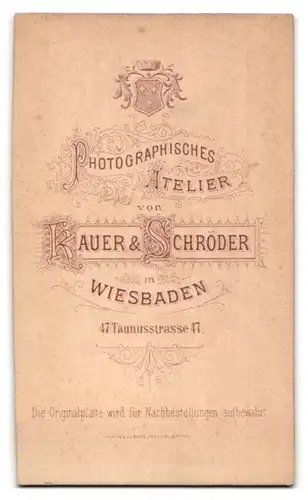 Fotografie Kauer & Schröder, Wiesbaden, Taunusstrasse 47, Portrait niedliches Kleinkind im weissen Kleid