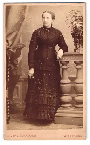 Fotografie Kauer & Schröder, Wiesbaden, Portrait bürgerliche Dame in zeitgenössischer Kleidung