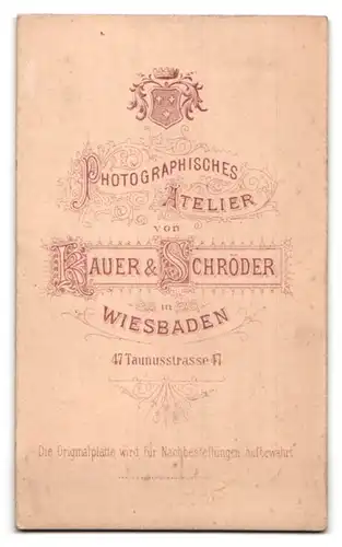 Fotografie Kauer & Schröder, Wiesbaden, Portrait bürgerliche Dame in zeitgenössischer Kleidung