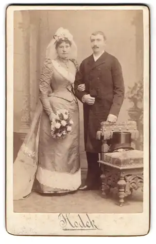 Fotografie J. C. Hodek, Krems a / D., Dachsberggassse 5, Portrait bürgerliches Paar in Hochzeitskleidung mit Blumen