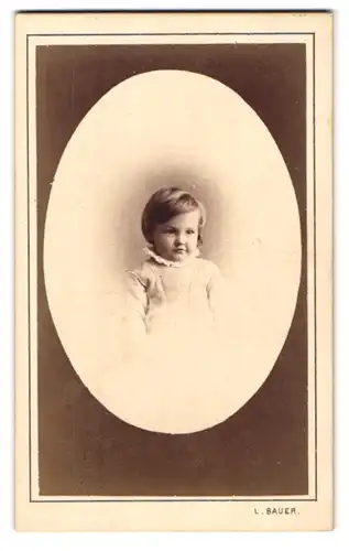 Fotografie L. Bauer, Wien, Mölkerbastei 20, Portrait kleines Mädchen im hübschen Kleid