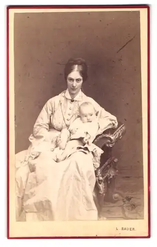 Fotografie L. Bauer, Wien, Mölkerbastei 20, Portrait bürgerliche Dame mit Kleinkind auf dem Schoss