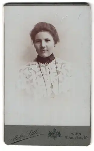 Fotografie Atelier Lilly, Wien, Porzellangasse 54, Portrait junge Dame in modischer Kleidung