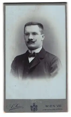 Fotografie A. Lurz, Wien, Josefstädterstrasse 20-22, Portrait bürgerlicher Herr mit Brille und Schnurrbart