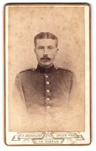 Fotografie F. Hackenjost, Speier a. Rh., Am Museum, Portrait junger Soldat in Uniform mit Kaiser Wilhelm Bart