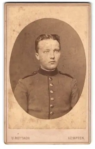 Fotografie U. Rottach, Kempten, nächst der Turnhalle, Portrait junger Knabe Soldat in Uniform Rgt. 3