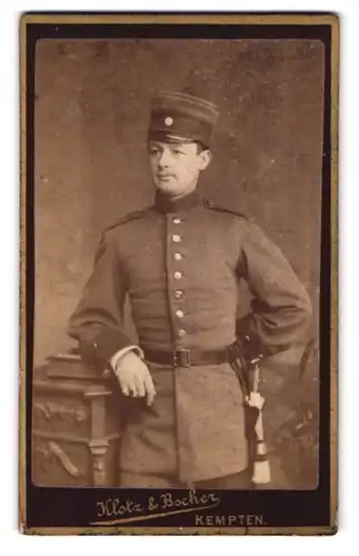 Fotografie Klotz & Bscher, Kempten, am Platz des früheren Salzstadel, Portrait bayrischer Soldat in Uniform mit Bajonett