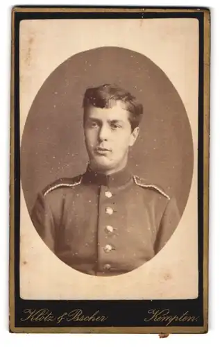 Fotografie Klotz & Bscher, Kempten, am Platz des früheren Salzstadel, Portrait Einjährig-Freiwilliger in Uniform