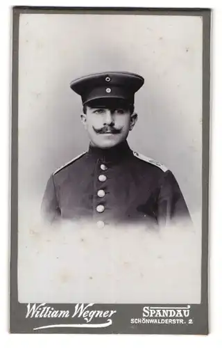 Fotografie William Wegner, Spandau, Schönwladerstr. 2, Portrait Soldat in Uniform Rgt. 34 mit Schirmmütze