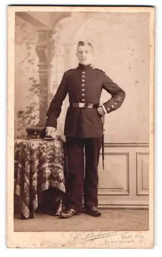 Fotografie C. Stichaner, Ulm a. D., Ensingerstr. 4, Portrait jugner Soldat in Uniform mit Bajonett und Portepee