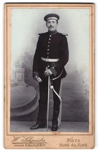 Fotografie W. Schneider, Metz, Steinweg 4, Portrait Garde Soldat in Uniform mit Epauletten, Degen, Portepee, Krätzchen