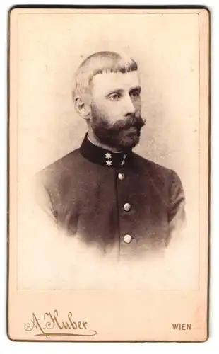 Fotografie A. Huber, Wien, Portrait österreichischer Soldat in Uniform mit Kragenspiegel