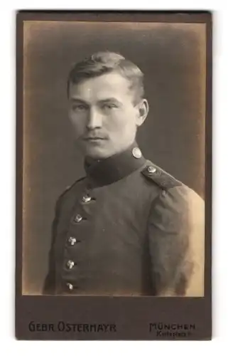 Fotografie Gebr. Ostermayr, München, Karlsplatz 6, Portrait bayrischer Soldat in Uniform Schulterklappen Knopf 5