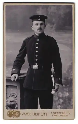 Fotografie Max Seifert, Freiberg i. S., Poststr. 11, sächsischer Soldat in Uniform Landwehr-Regiment 48, Bajonett