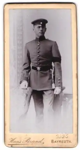 Fotografie Hans Brand, Bayreuth, Portrait Soldat in Uniform mit Bajonett und Portepee trägt Trauerflor