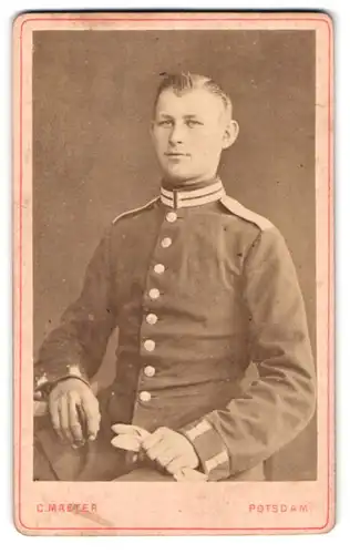 Fotografie C. Maeter, Potsdam, Französische Str. 8, Portrait Garde Soldat in Uniform mit Handschuh