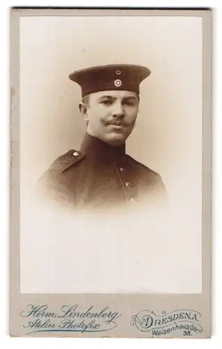 Fotografie Herm. Lindeberg, Dresden, Waisenhaus-Str. 38, Portrait Soldat in Uniform Feld Artl. Rgt. 48 mit Krätzchen