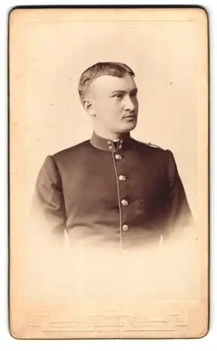Fotografie Georg Knittle, Esseg, Portrait junger österreichischer Soldat in Uniform