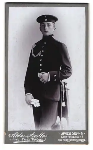 Fotografie Atelier Apollo, Dresden, König Georg Allee 1, Soldat in Uniform FAR 48 mit Bajonett und Portepee, Krätzchen