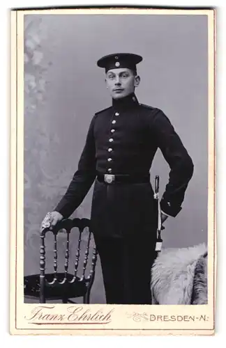 Fotografie Franz Ehrlich, Dresden, Königsbrückerstr. 105, Portrait sächsischer Soldat in Uniform mit Bajonett Portepee