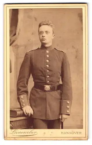 Fotografie Leinenweber, Hannover, Georgstr. 1, Portrait Einjährig-Freiwilliger in Uniform mit Brille