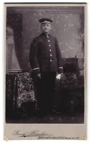 Fotografie Georg Brinker, Bremen, Westerstr. 10, Portrait Soldat in Uniform mit Schirmmütze