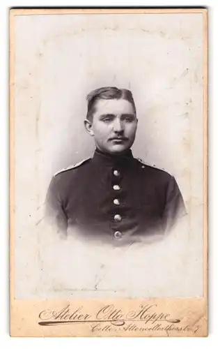 Fotografie Atlier Otto Hoppe, Celle, Altencellerthorstr. 7, Portrait Soldat in Uniform Rgt. 77 mit Mittelscheitel